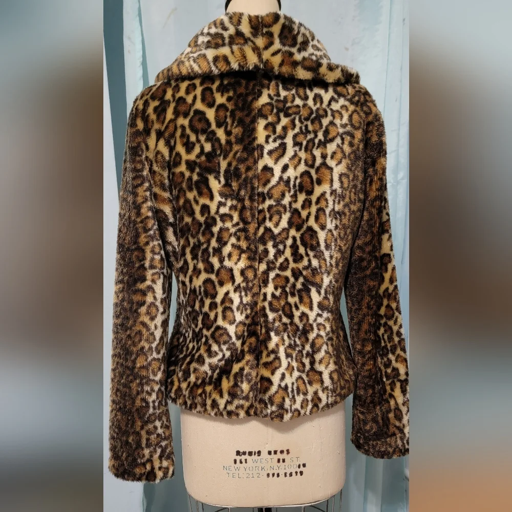 Velvety soft leopard faux fur 🐾 - Picture 2 of 5
